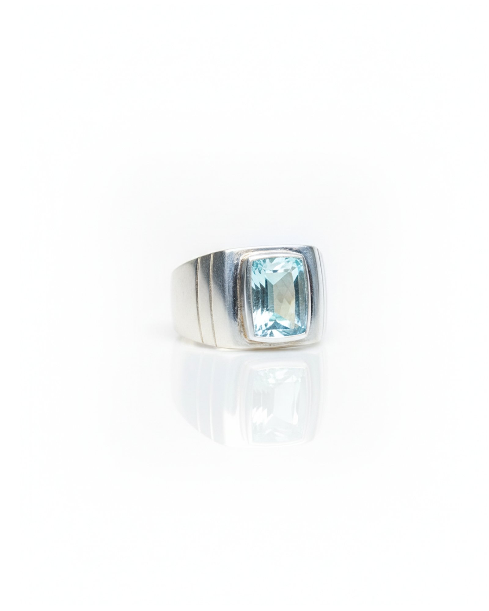 Side view of 925 silver men’s aquamarine bezel signet ring highlighting band and bezel setting – L66645