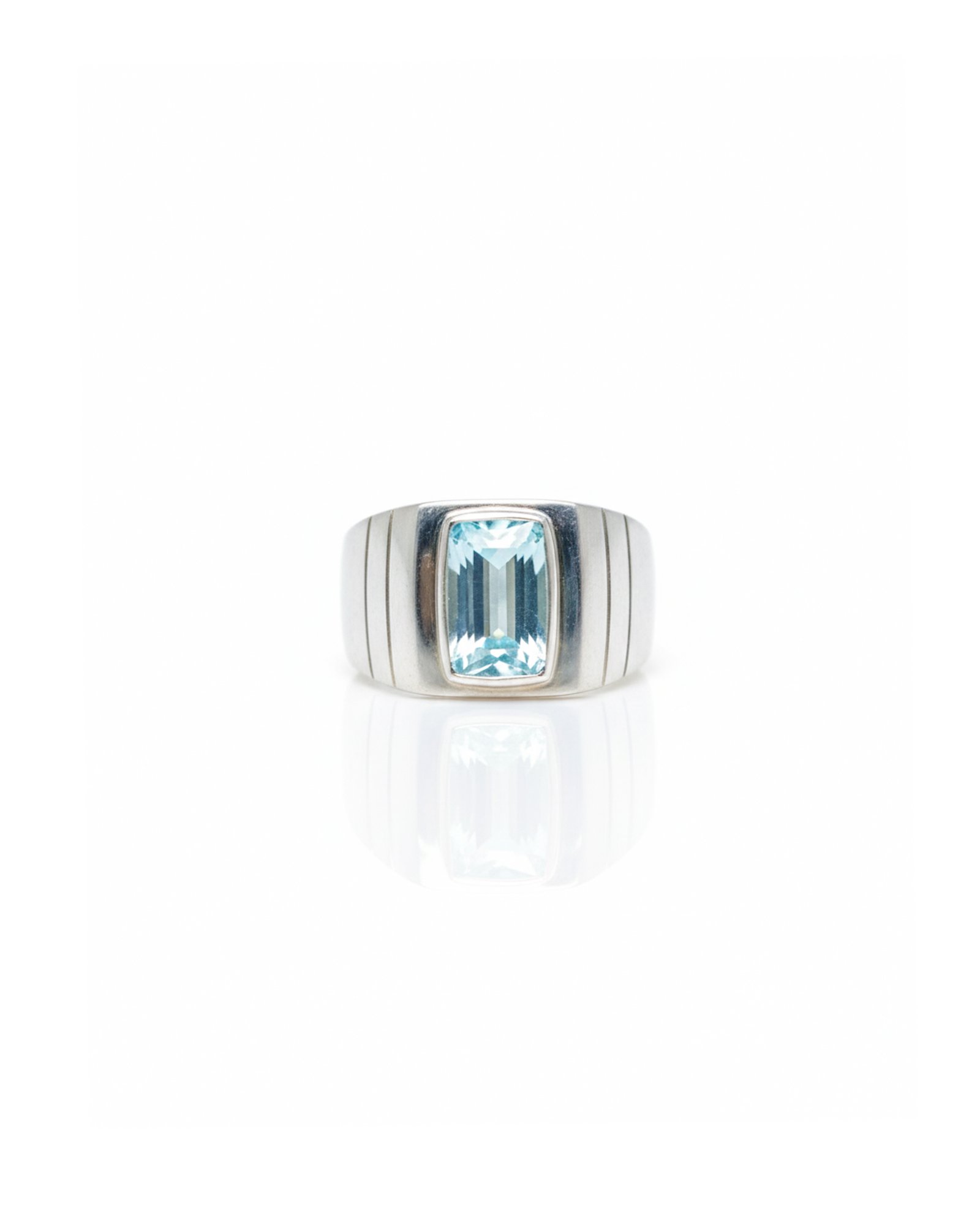 Front view of 925 silver men’s aquamarine signet ring with emerald-cut aquamarine – L66645