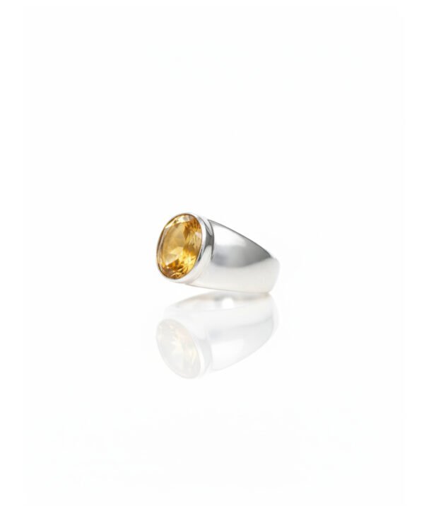 Side profile of 925 silver citrine bezel set chunky signet ring – modern unisex gemstone ring