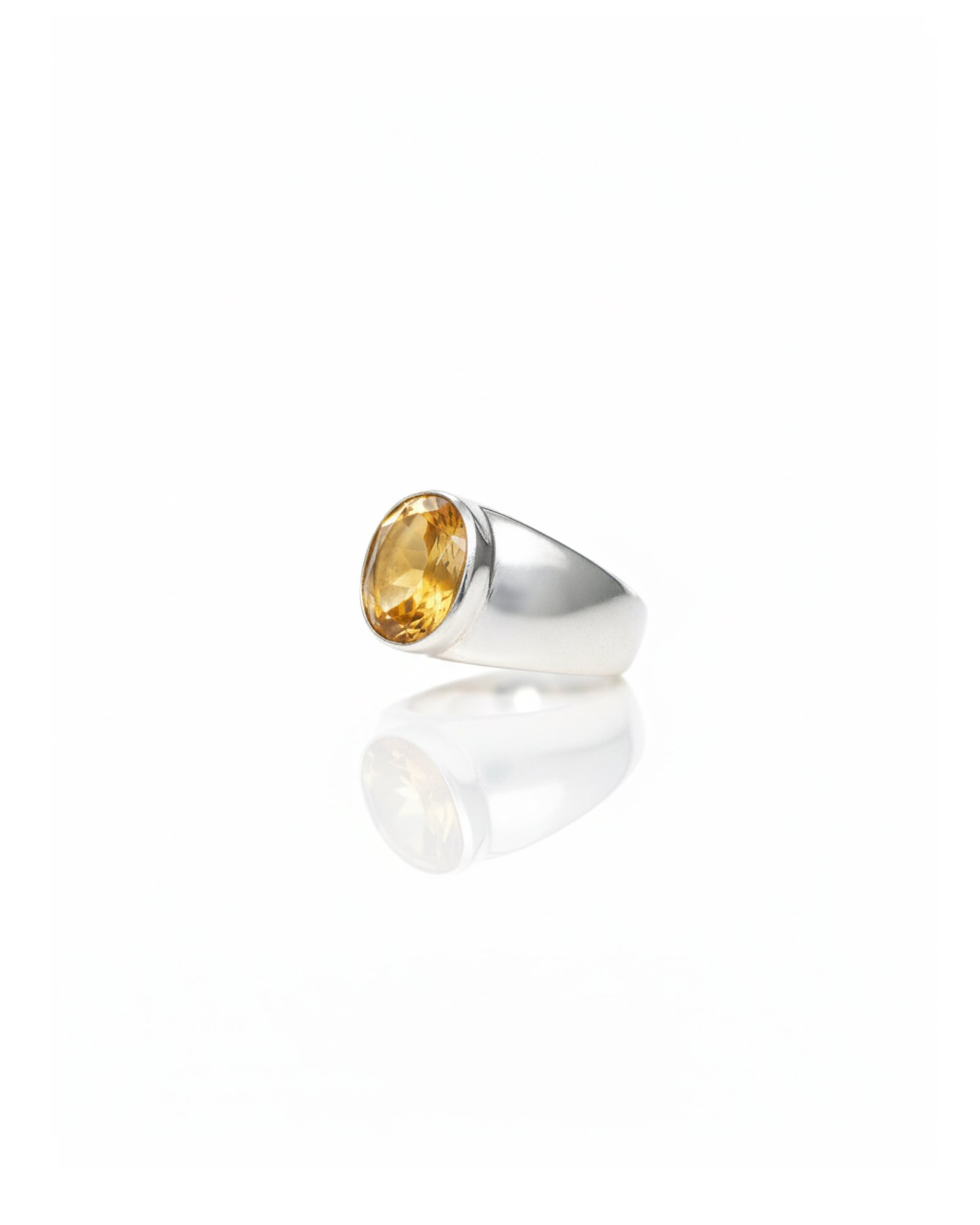 Side profile of 925 silver citrine bezel set chunky signet ring – modern unisex gemstone ring