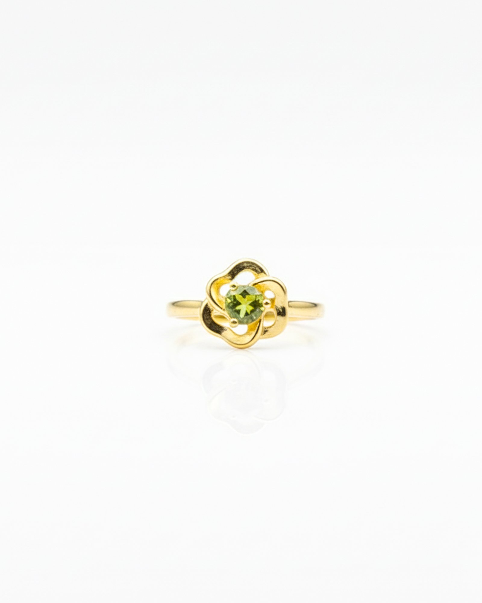 Yellow gold-plated 925 silver peridot flower ring with round green peridot gemstone in three-petal floral design